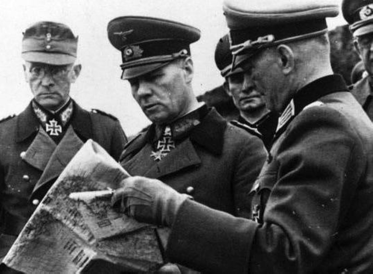 1941 - القوات الألمانية بقيادة إرفين رومل تستولي على سرت الليبية وتطرد القوات البريطانية.