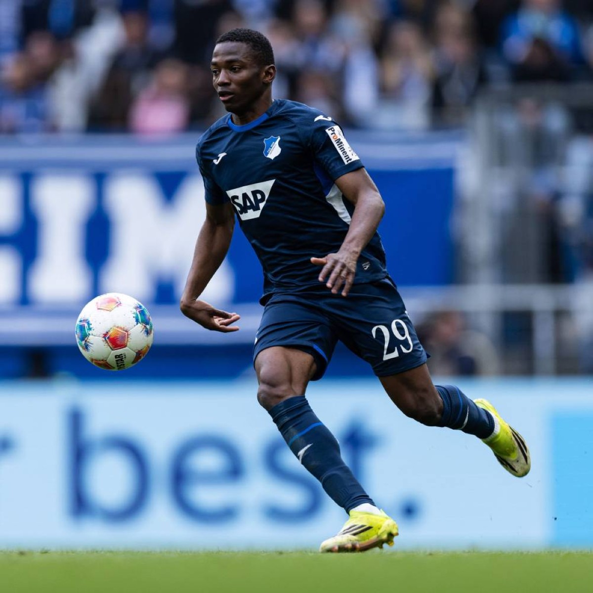 الإيفواري بازومانا توريه