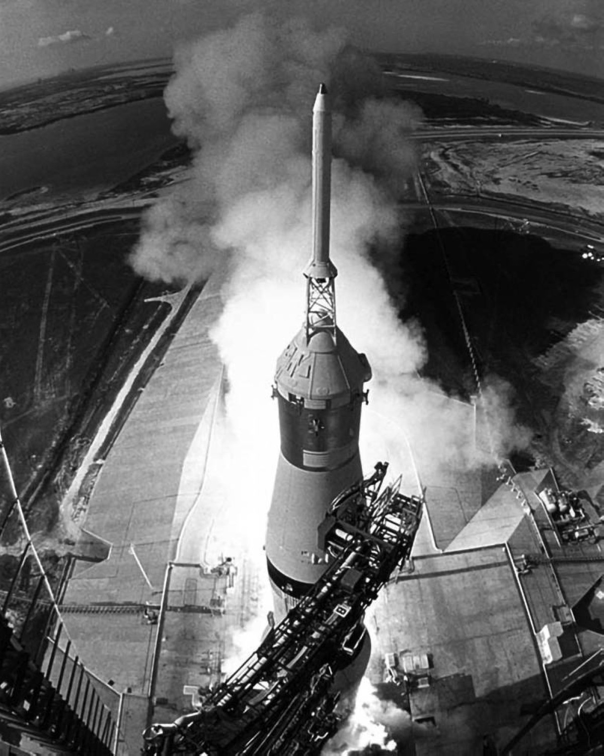 1970 مركبة أبولو 11 تنطلق إلى الفضاء.