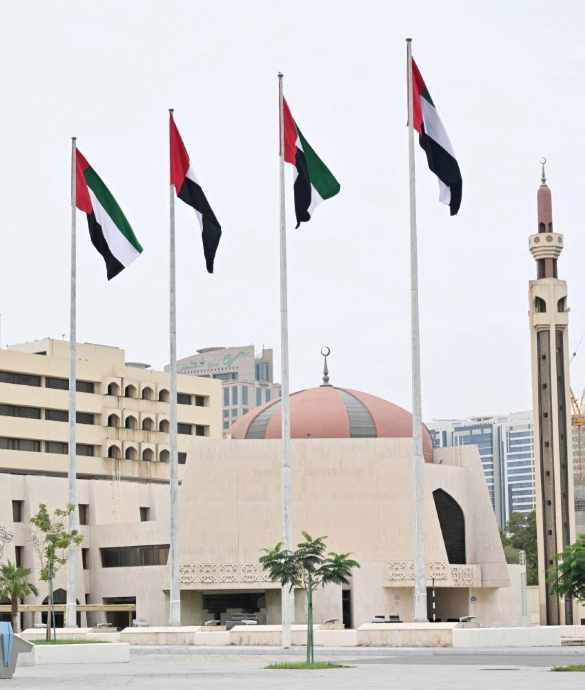 علم الإمارات يرفرف عالياً في مختلف أرجاء الدولة 