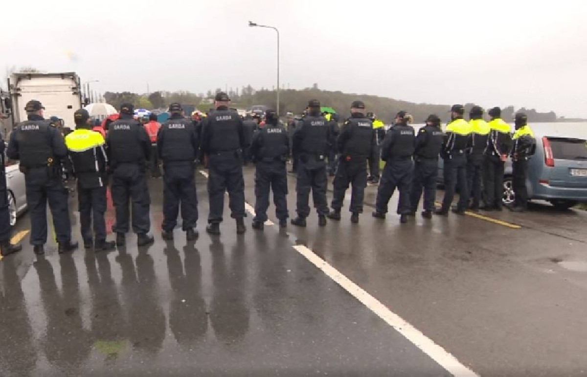 الشلل يصيب شوارع أيرلندا بسبب احتجاجات الوقود