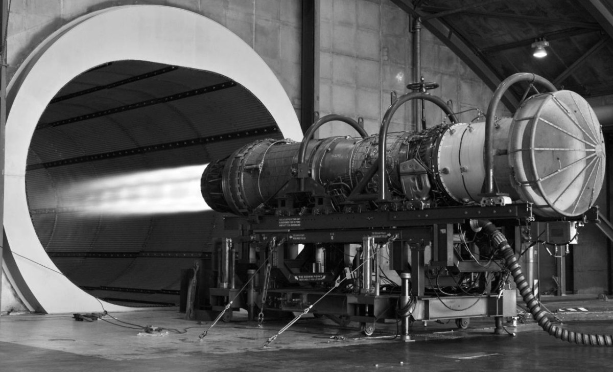 1937 اختبار أول محرك نفاث والمصمم لتشغيل طائرة بمدينة رجبي في إنجلترا
