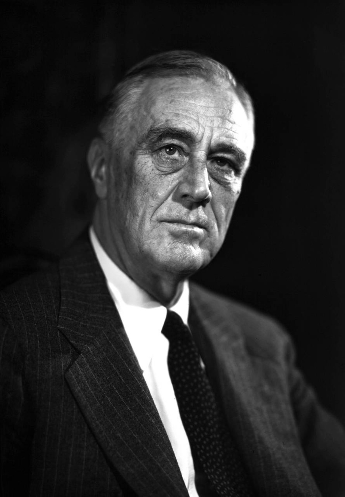 1945 وفاة فرانكلين روزفلت، رئيس الولايات المتحدة الثاني والثلاثين
