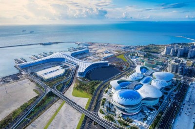 جزيرة صينية استوائية تسعى للتحول إلى مركز للتجارة الحرة بالعالم