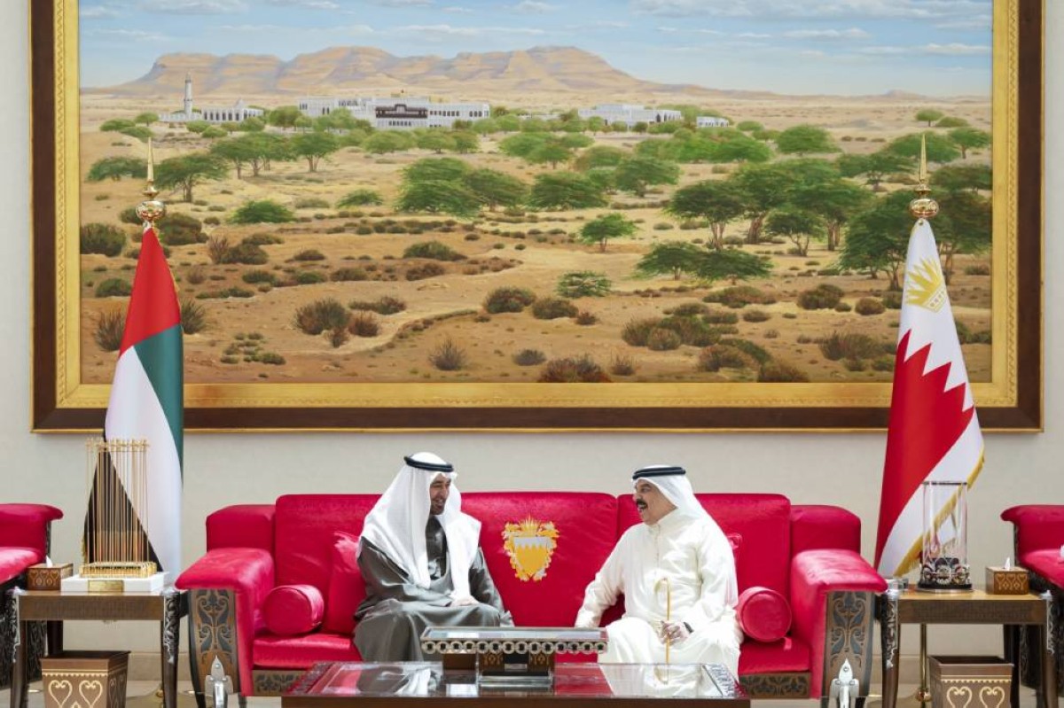 رئيس الدولة في حديث مع ملك البحرين خلال اللقاء في المنامة 