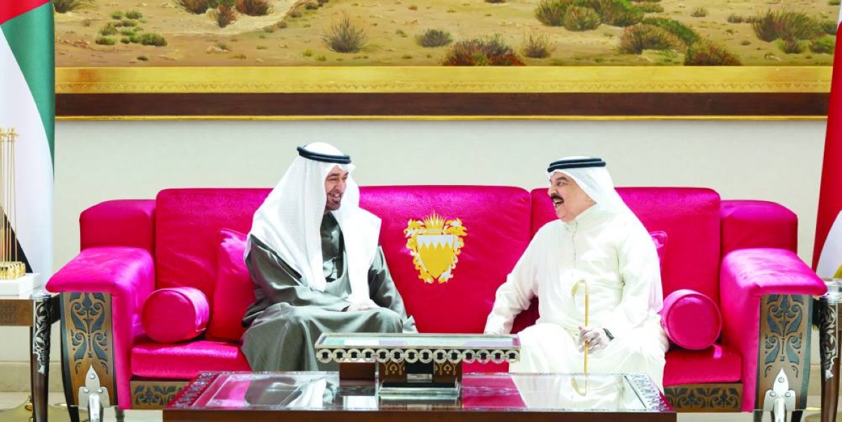 محمد بن زايد وحمد بن عيسى خلال اللقاء