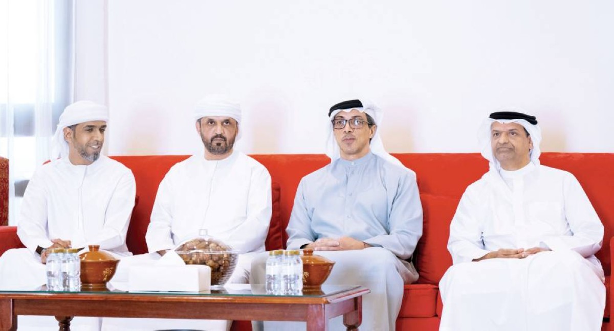 منصور بن زايد خلال تقديم واجب العزاء في وفاة نشبة العامري 