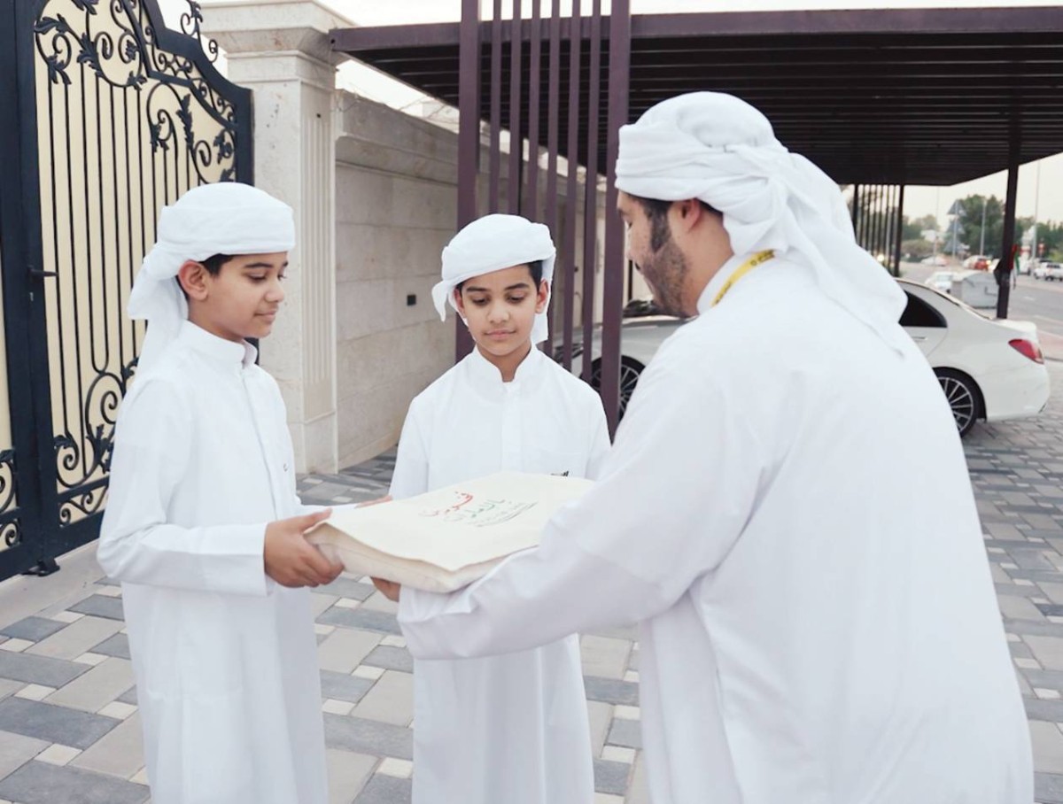 خلال توزيع علم الدولة