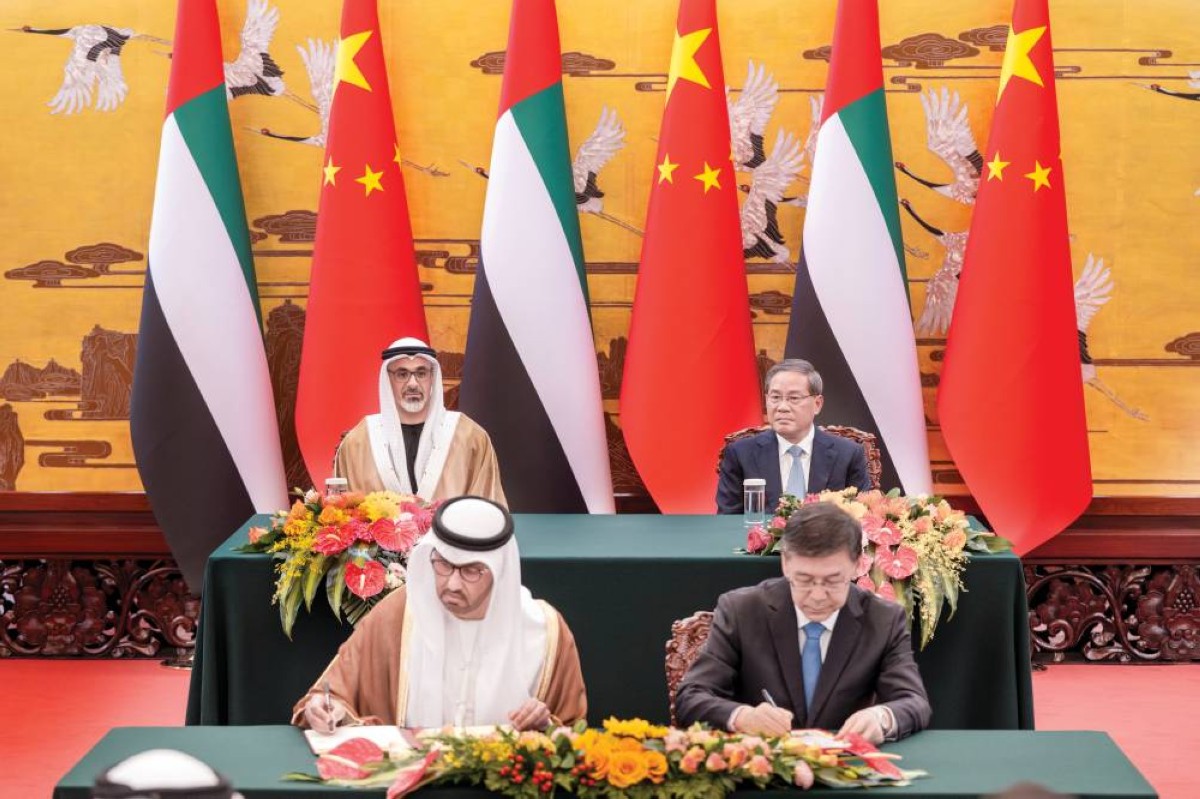 خالد بن محمد ولي تشيانغ يشهدان توقيع سلطان الجابر على إحدى مذكرات التفاهم مع الصين