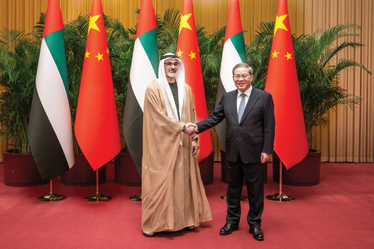 خالد بن محمد مصافحاً رئيس مجلس الدولة الصيني  