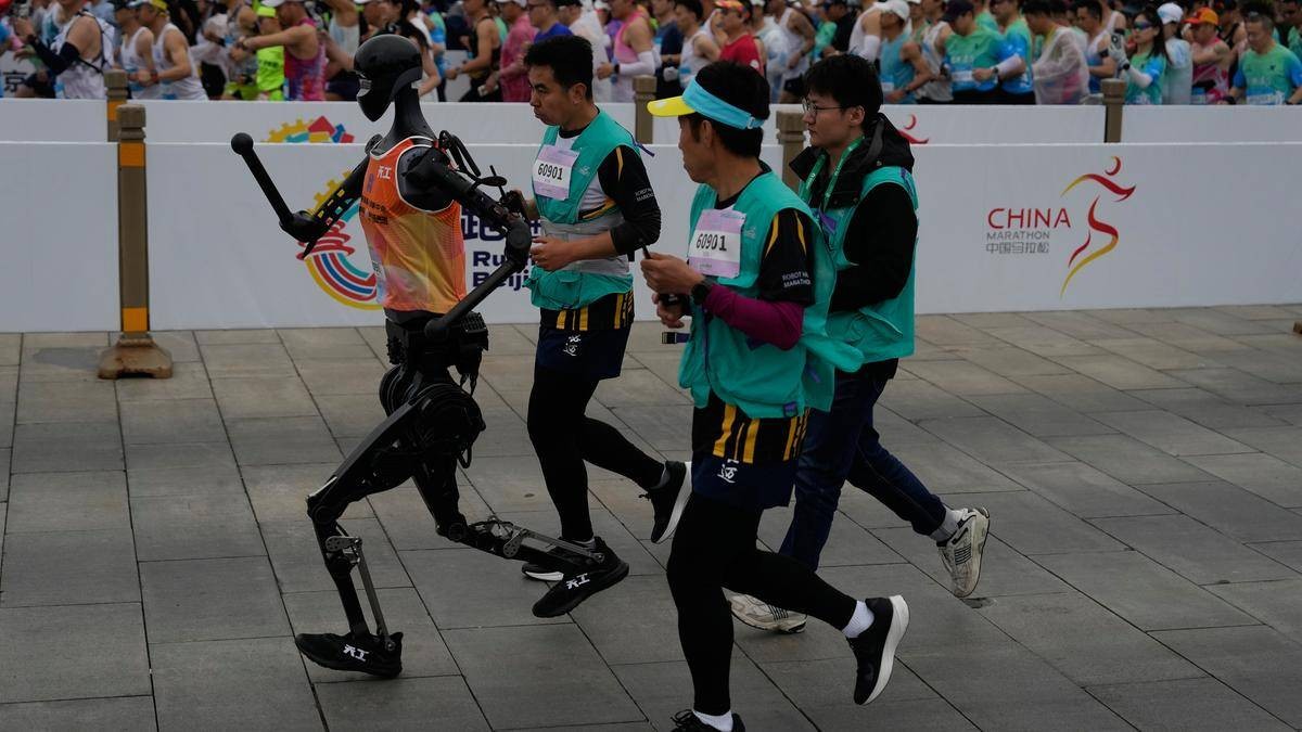 سباق روبوتات في الصين