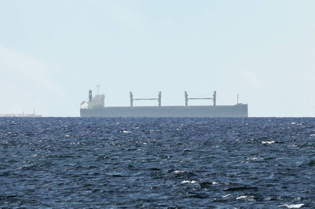 سفينة شحن في الخليج العربي قرب مضيق هرمز