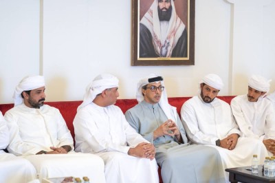 منصور بن زايد يعزي في وفاة محمد سفر الهاجري