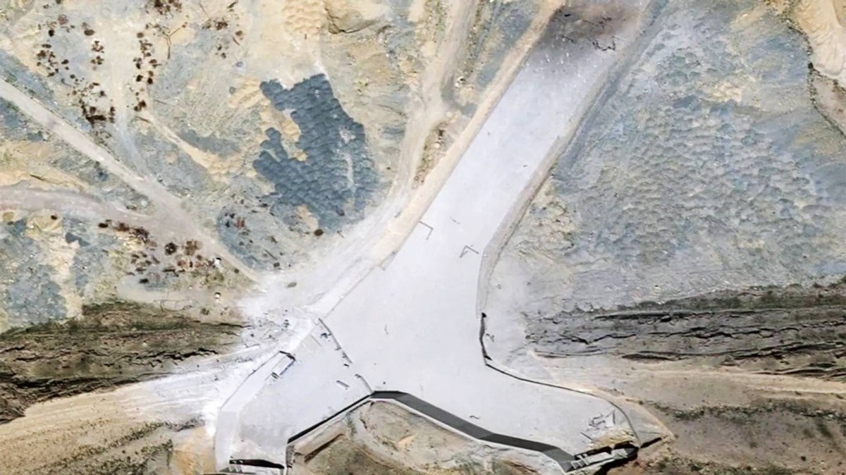 «إيغل 44».. صور فضائية تكشف استهداف قاعدة إيرانية تحت الأرض