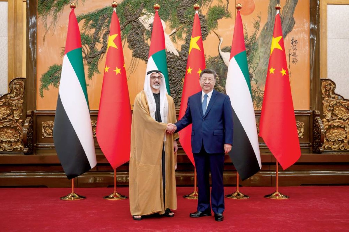 شي جين بينغ مصافحاً خالد بن محمد 