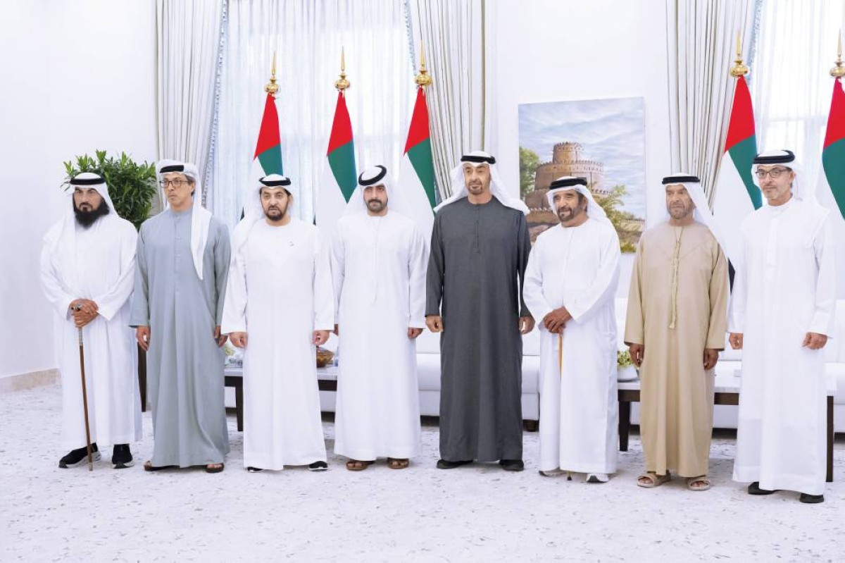 محمد بن زايد خلال حفل الزفاف بحضور منصور وحمدان وهزاع بن زايد وسيف وسرور بن محمد ومحمد بن حمدان آل نهيان وزايد بن طحنون بن محمد