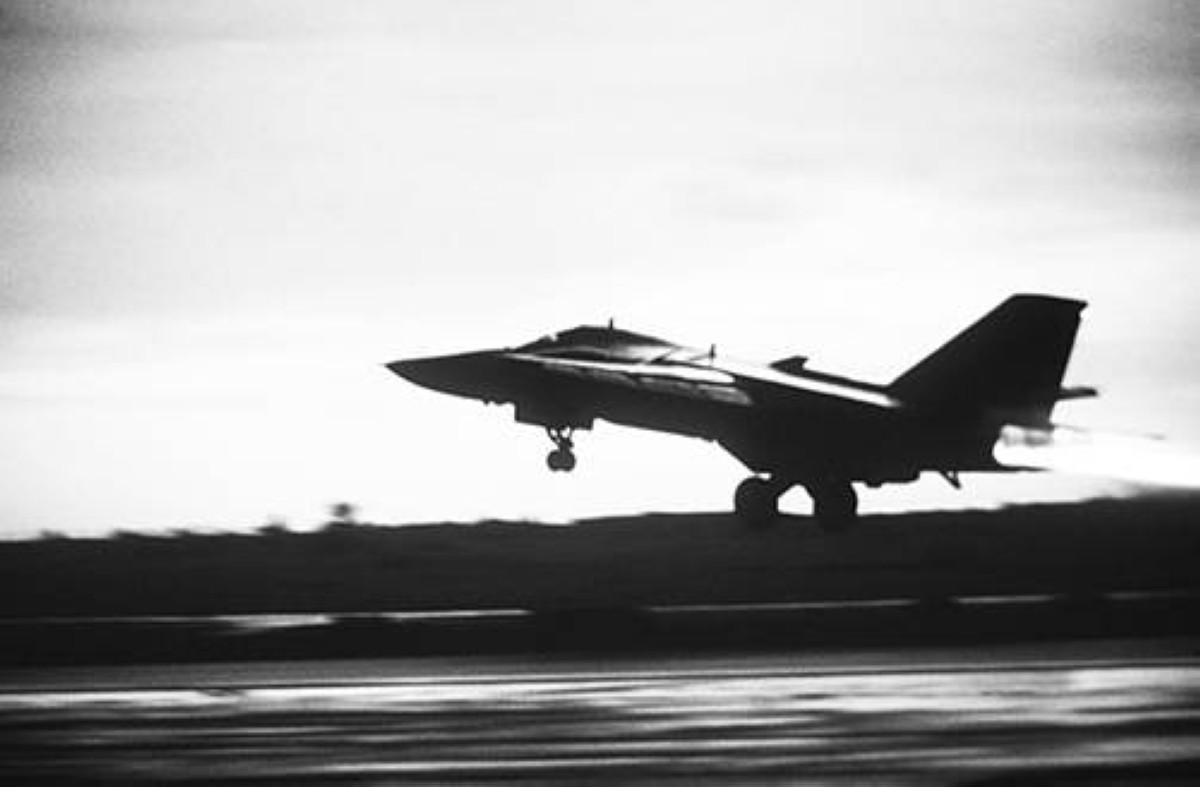 1986 غارة أمريكية على مدينتي طرابلس وبنغازي الليبيتين.
