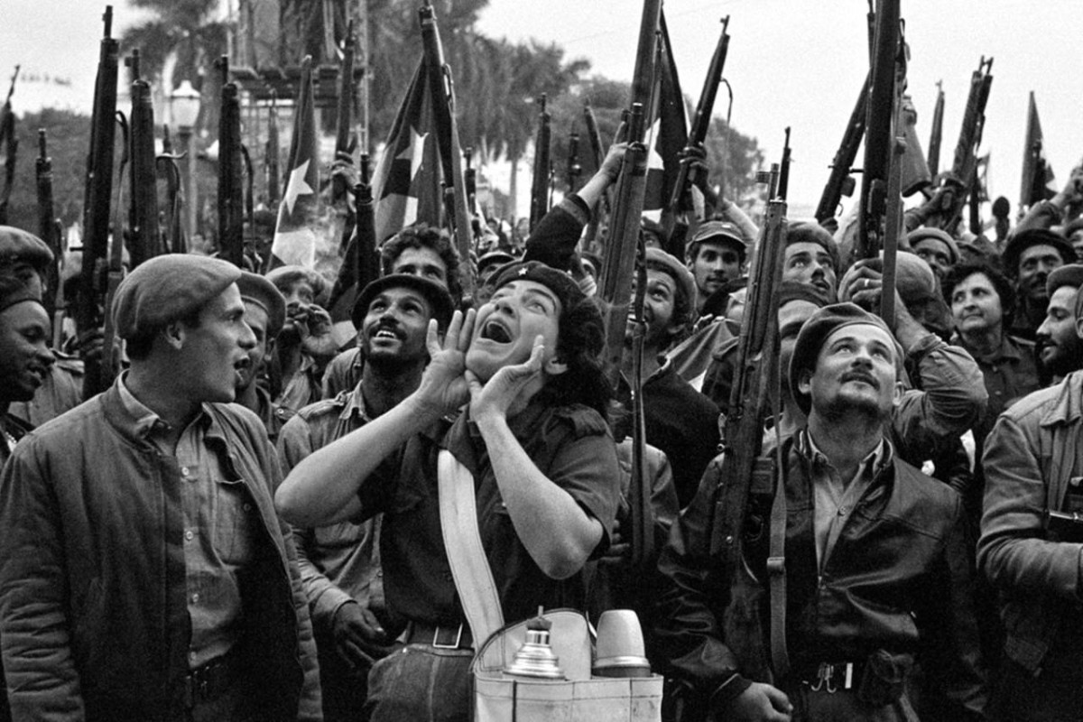 بدء1961 بدء الهجوم الأمريكي على مطارات كوبا وأحياء هافانا خلال أزمة خليج الخنازير.
