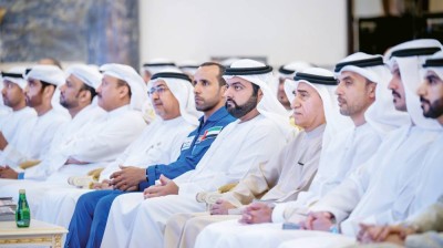 محمد الشرقي خلال الجلسة بحضور هزاع المنصوري والمسؤولين