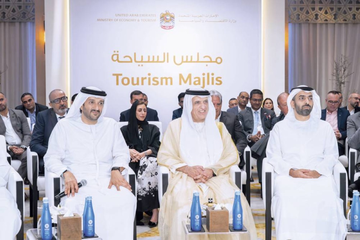 سعود بن صقر خلال اجتماع «مجلس السياحة» بحضور أحمد بن سعود وعبد الله بن طوق 