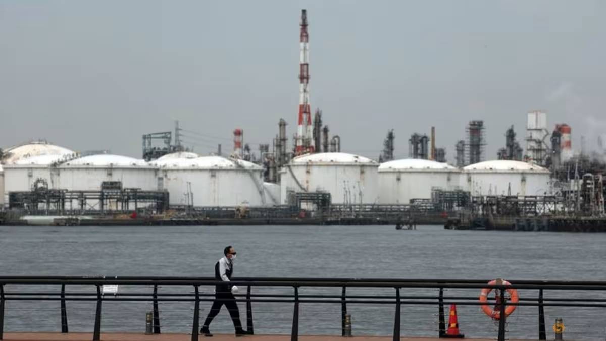 اليابان تكسر "خط الدفاع الأخير" وتسحب من احتياطياتها النفطية للمرة الثانية