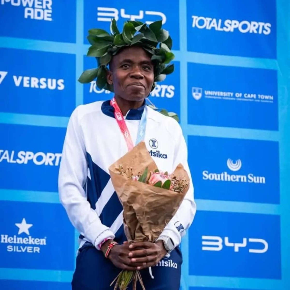 عداءة زيمبابوية تزحف إلى خط النهاية وتخطف البرونز في ماراثون بجنوب أفريقيا