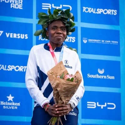 عداءة زيمبابوية تزحف إلى خط النهاية وتخطف البرونز في ماراثون بجنوب أفريقيا