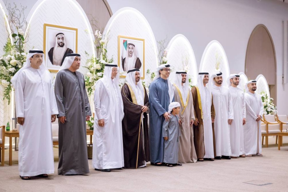 سموه في لقطة جماعية مع العريس وذويه