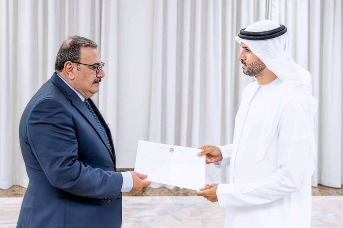 أحمد المراشدة خلال تسليم عمر العبيدي المذكرة 