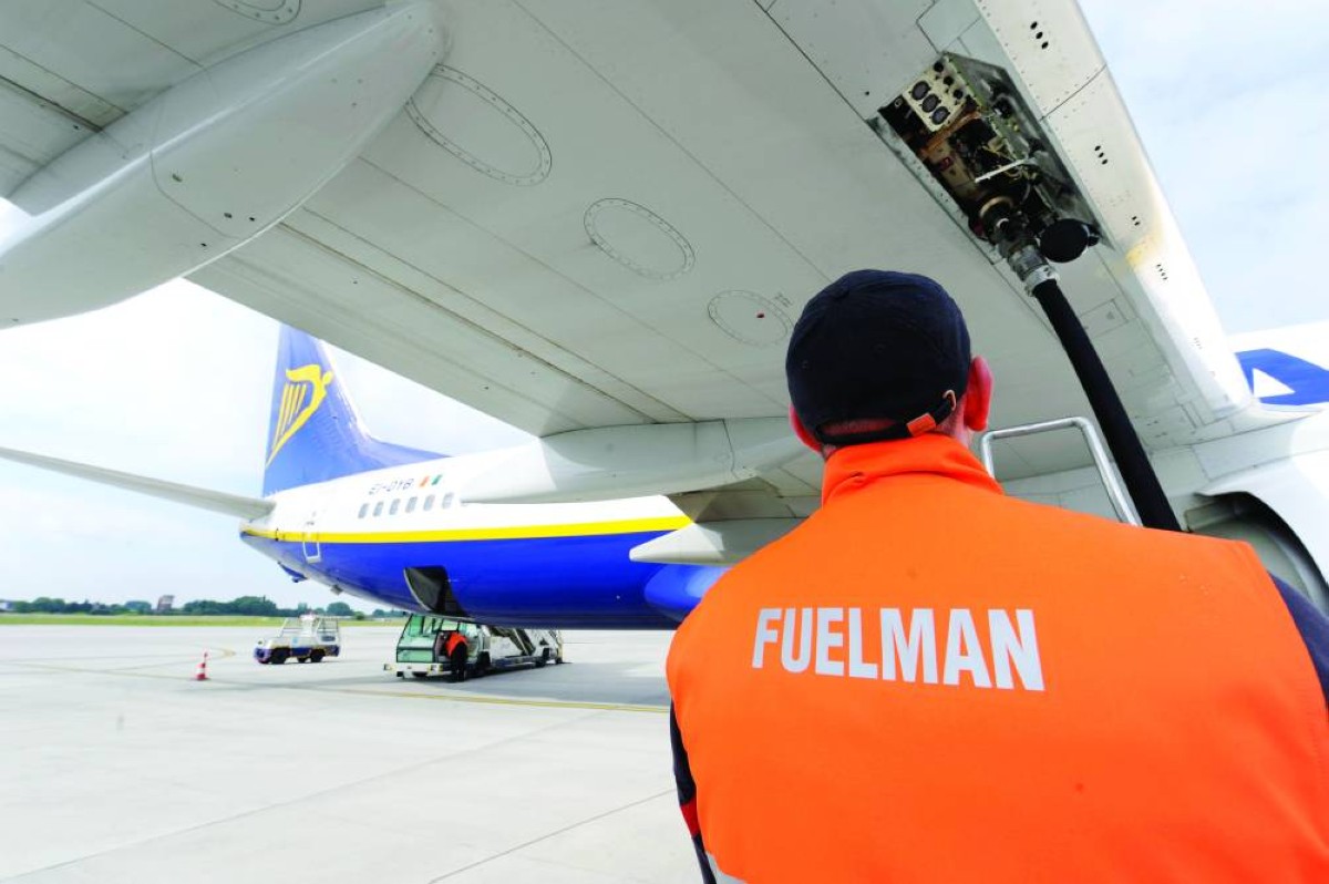 نقص إمدادات وقود الطائرات خطر يلقي بظلاله على قطاع الطيران