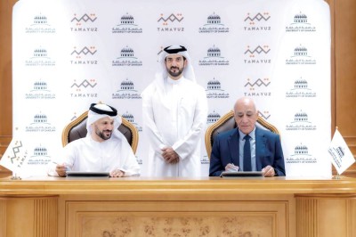 سلطان بن أحمد يشهد توقيع حسن المنصوري وعصام الدين عجمي الاتفاقية