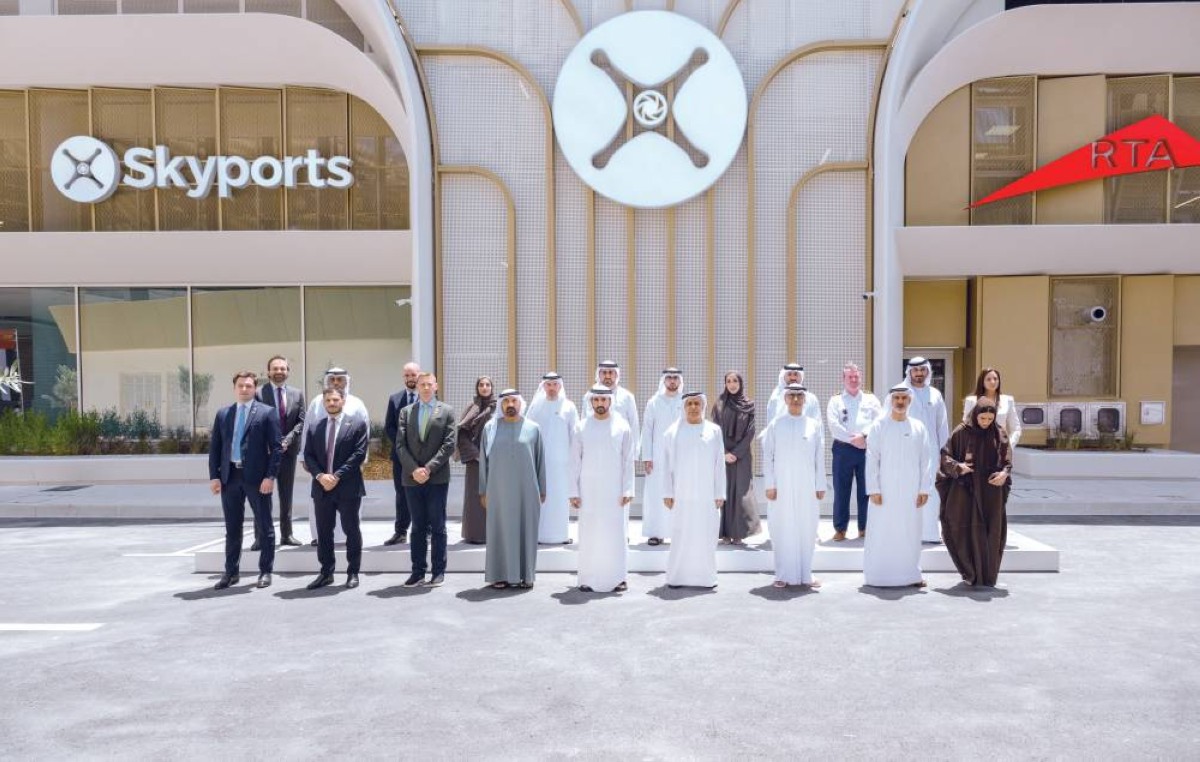 حمدان بن محمد خلال تفقد المحطة بحضور أحمد بن سعيد ومطر الطاير ومحمد لنجاوي وأحمد بهروزيان ودنكن ووكر وأنطوني الخوري والمسؤولين