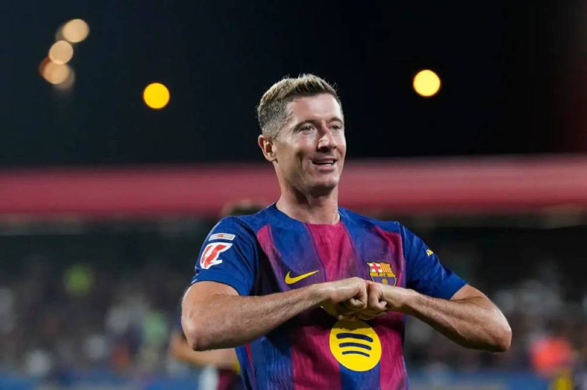 ليفاندوفسكي يرفض التجديد مع برشلونة ويتمسك بمطالبه