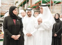 آمنة الضحاك في حديث مع ظافر القاسمي خلال زيارة منشآت مجموعة «سلال»