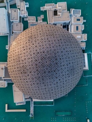 متحف اللوفر أبوظبي يدعو زائريه للتعرف على القبة الأيقونية