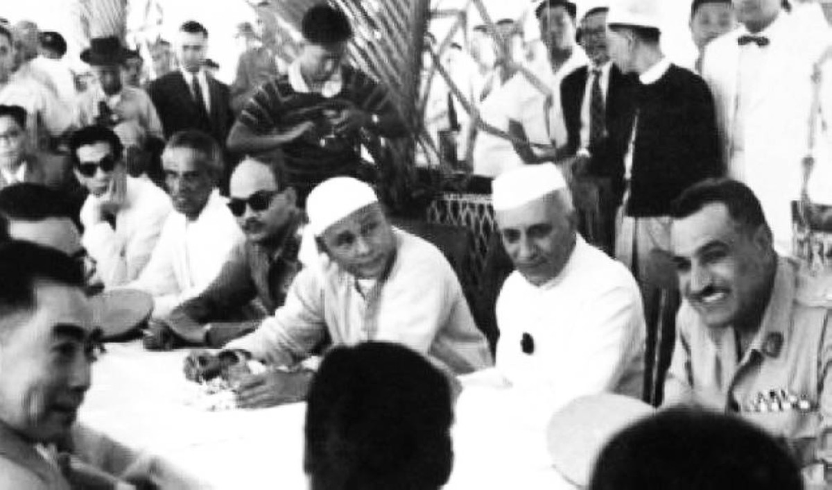 1955 انعقاد مؤتمر باندونغ الذي كان النواة الأولى لنشأة حركة عدم الانحياز