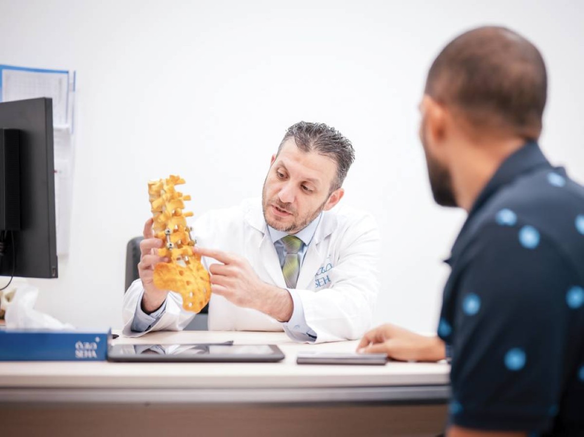 مستشفى مدينة زايد ينجح بتدخل فقري دقيق يمنع عجزاً عصبياً دائماً لدى مريض شاب