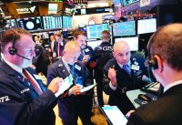 الأسهم العالمية ترتقي قمماً قياسية جديدة مع استقرار الأوضاع