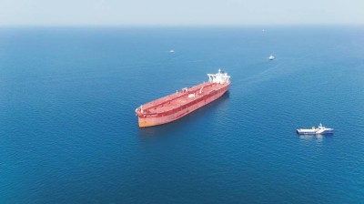 صورة جوية تُظهر ناقلة نفط عبرت مضيق هرمز ووصلت إلى المياه الإقليمية العراقية