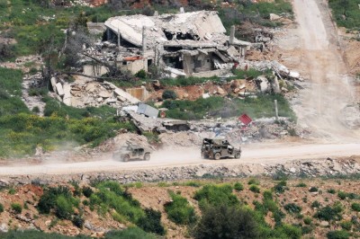 مركبات عسكرية إسرائيلية في الجانب اللبناني من الحدود |