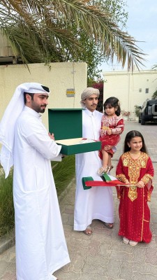 شرطة دبي توزع علم الإمارات في المناطق السكنية