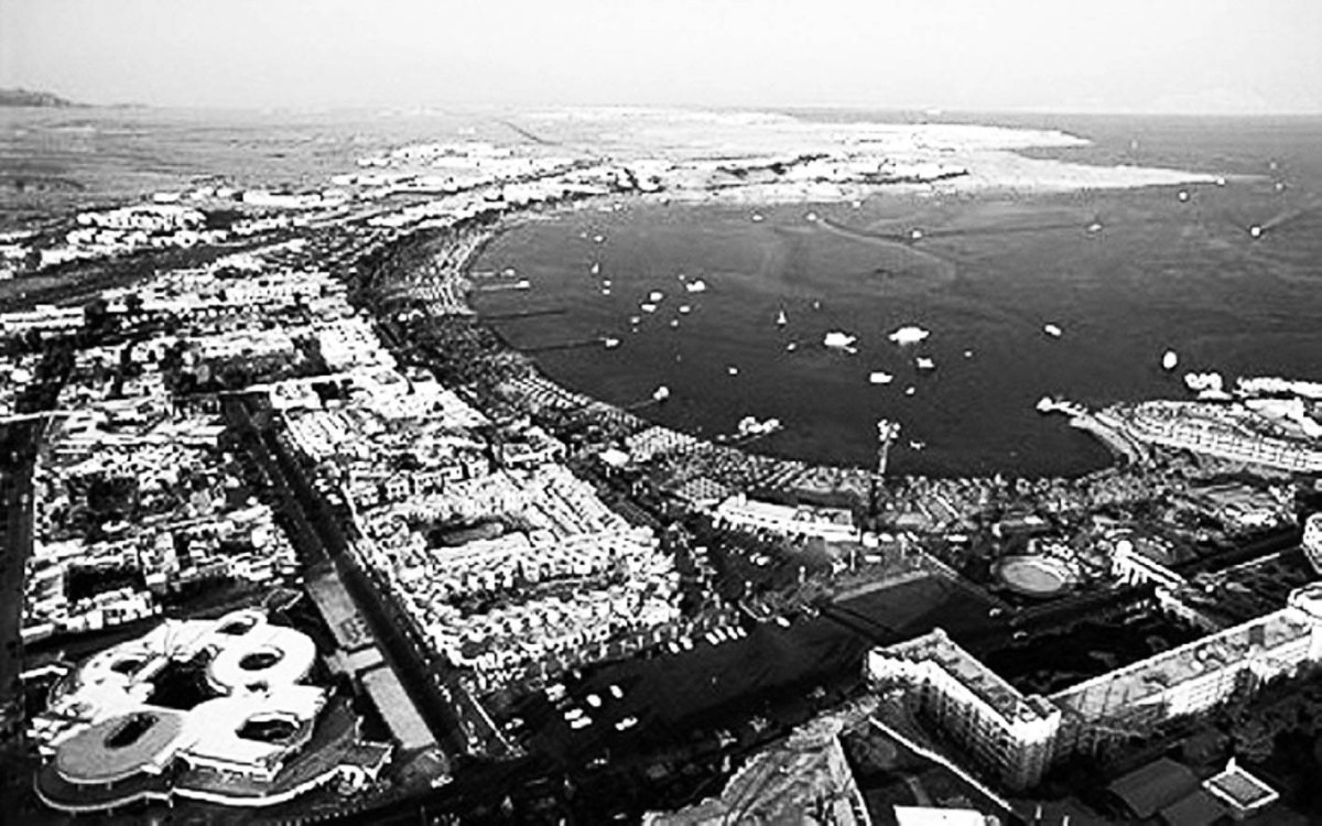 1982 -  مصر تستعيد منطقة شرم الشيخ في إطار اتفاقية السلام المصرية الإسرائيلية.