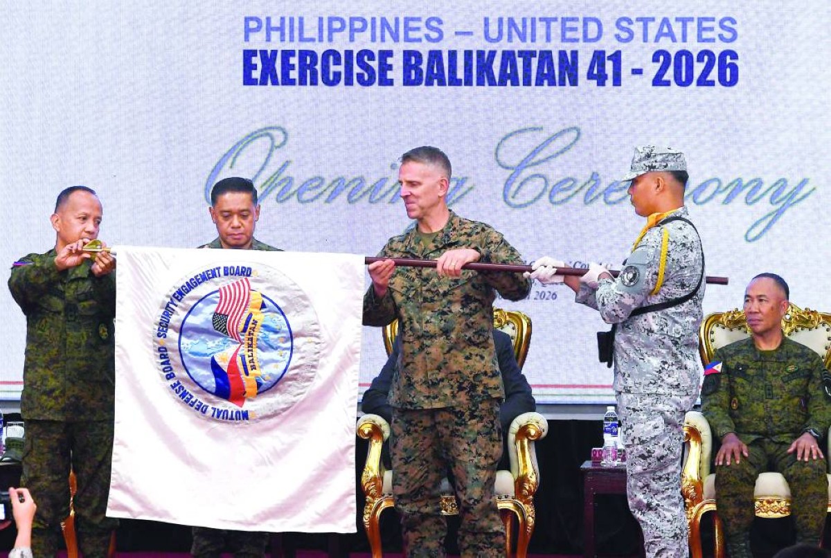 قادة عسكريون يرفعون علم التدريبات المشتركة في معسكر لوزون قرب مانيلا 