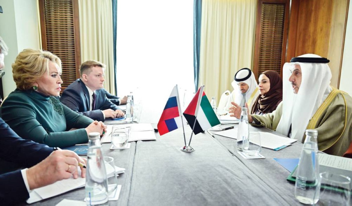 صقر غباش خلال لقائه ماتفيينكو على هامش أعمال الجمعية العامة للاتحاد البرلماني الدولي في إسطنبول 