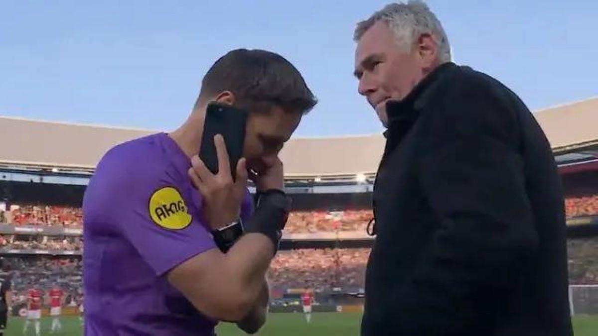 حكم يوقف نهائي الكأس للرد على هاتفه