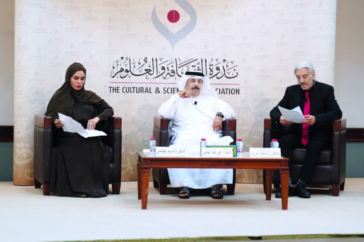 علي الهاملي ومريم الهاشمي وشاكر نوري خلال الجلسة 