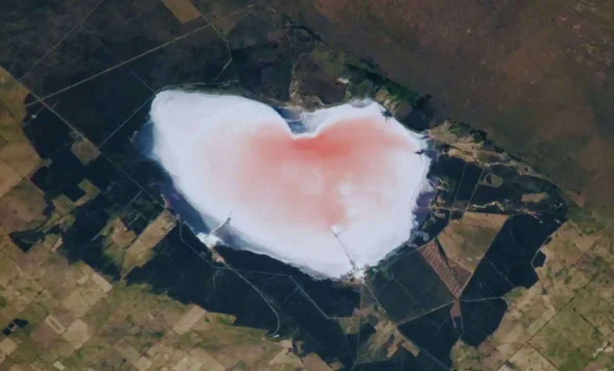 من الفضاء إلى الأرض.. بحيرة تتغير ألوانها بشكل خيالي