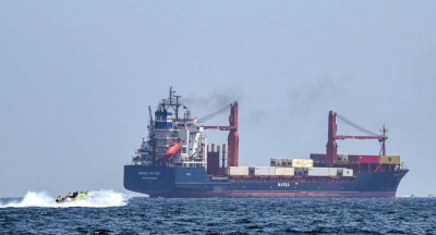 إيران تُهاجم سفينة تبحر شمال سلطنة عمان