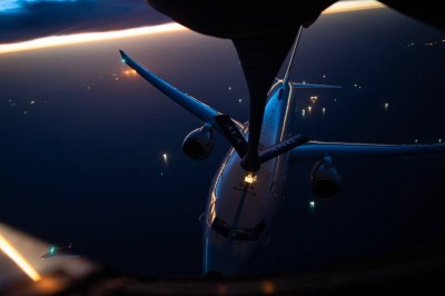 لحظة فاصلة في سماء المعركة.. كيف تتم عملية تزويد الطائرات بالوقود؟