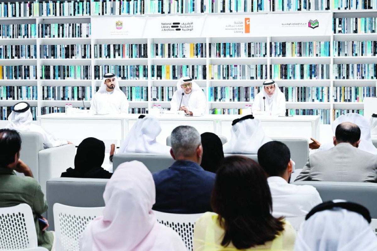  محمد المزروعي وعبدالله ماجد آل علي ومبارك الناخي خلال الإعلان عن المشروع  